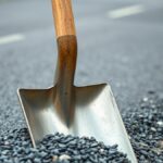 APBD Perubahan Disetujui, Boyolali Kebut Infrastruktur dan Layanan Warga Ilustrasi sekop dan tumpukan kerikil di tepi jalan desa yang baru diaspal, melambangkan pembangunan infrastruktur