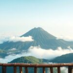Ilustrasi pagar gardu pandang bambu di lereng hijau di atas lautan awan dengan latar gunung