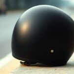 Ilustrasi helm sepeda motor polos di tepi jalan