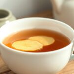 Ilustrasi secangkir wedang jahe hangat di atas meja kayu