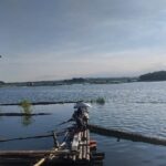 Ilustrasi warga memancing dari rakit bambu di Waduk Cengklik, Boyolali