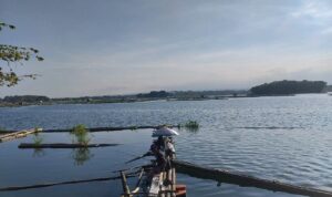 Ilustrasi warga memancing dari rakit bambu di Waduk Cengklik, Boyolali