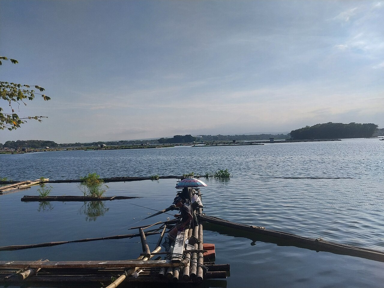 Ilustrasi warga memancing dari rakit bambu di Waduk Cengklik, Boyolali